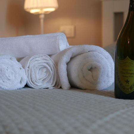 Suite 261 - Intero Appartamento Nel Centro Di Бари Екстериор снимка